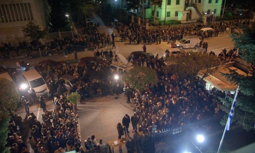 Ιωάννινα: Σιωπηλή διαμαρτυρία με αναμμένα κεριά για τον Βαγγέλη Γιακουμάκη (Photos)