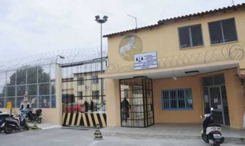 Λάρισα: Ήθελαν να περάσουν «ιπτάμενα» τηλέφωνα στις φυλακές
