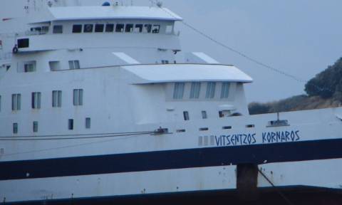 Στο λιμάνι της Κάσου προσάραξε το «Βιτσέντζος Κορνάρος» (video)