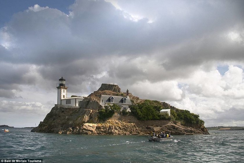 Νοικιάστε ένα ολόκληρο νησί με... 200 ευρώ (photos)