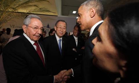 Ιστορική συνάντηση Μπαράκ Ομπάμα και Ραούλ Κάστρο