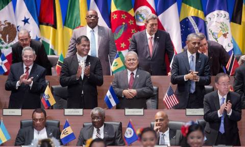 Ιστορικής σημασίας η συνάντηση Μπαράκ Ομπάμα-Ραούλ Κάστρο