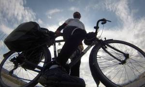 Ο γύρος του κόσμου με ένα ποδήλατο και ισχυρές «δόσεις» καλοσύνης (Video)
