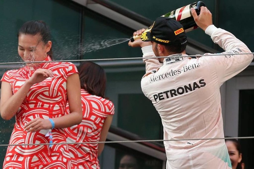 Για σεξισμό κατηγορούν τον Lewis Hamilton μετά από αυτή του την κίνηση