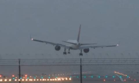Ανώμαλη προσγείωση αεροσκάφους λόγω θυελλωδών ανέμων (video)