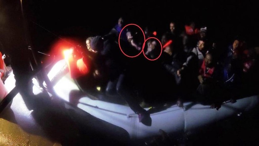 Δύο νεογέννητα μεταξύ μεταναστών που βρέθηκαν στη θάλασσα στο Αγαθονήσι (photos)