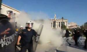 Νέο βίντεο από τη σύγκρουση αστυνομικών - αντιεξουσιαστών έξω από την Πρυτανεία