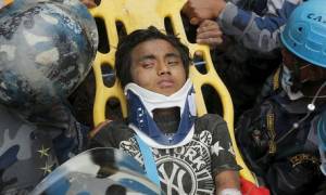 Νεπάλ: Επιχείρηση απεγκλωβισμού 15χρονου - Επιβίωσε 5 μέρες στα συντρίμμια