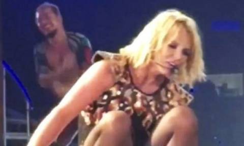 Άουτς! Η Britney Spears έπεσε πάλι στην σκηνή... Τι της συμβαίνει επιτέλους;