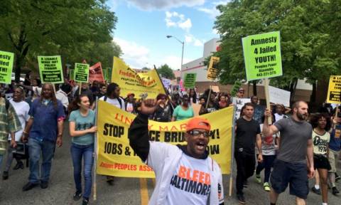 ΗΠΑ: Διαδήλωση στη Βαλτιμόρη παρά την απαγόρευση της κυκλοφορίας (video)