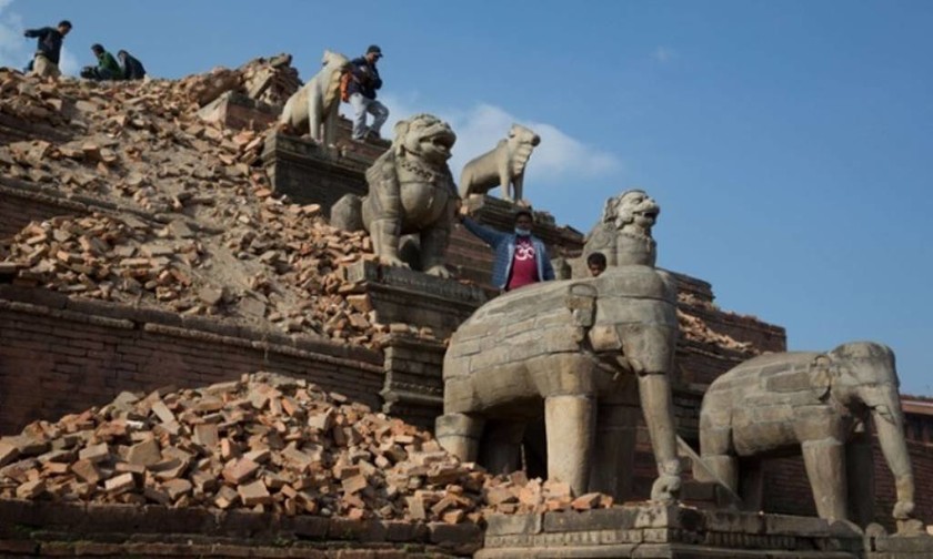 Στα συντρίμμια των ιστορικών μνημείων του Νεπάλ (photos)