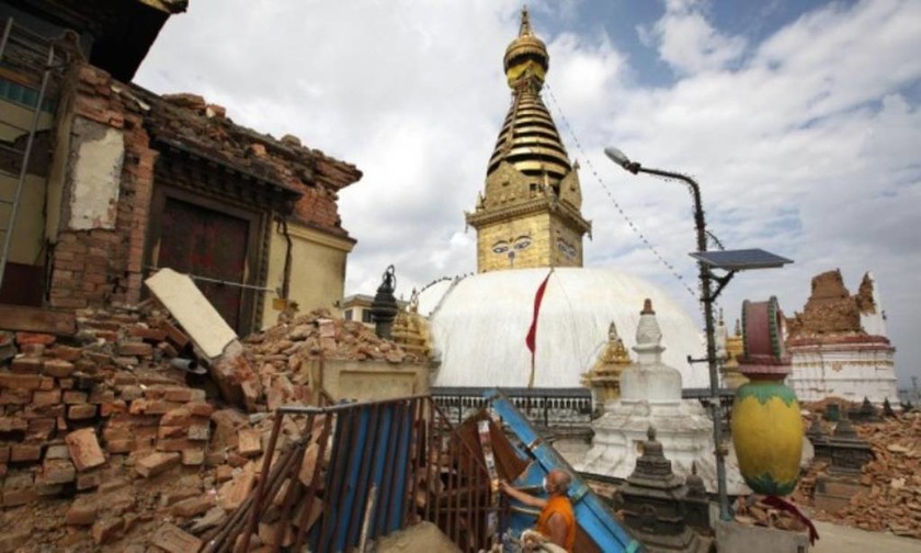 Στα συντρίμμια των ιστορικών μνημείων του Νεπάλ (photos)