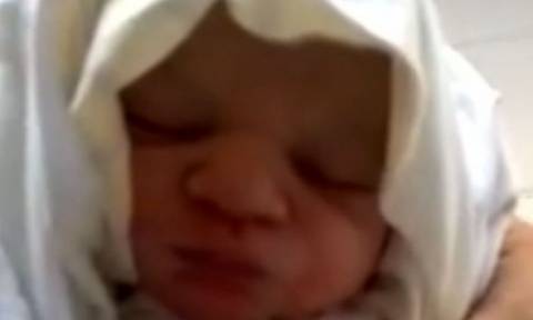 Απίστευτο: Το μωρό που εντόπισε παρατημένο ήταν το εγγόνι του (video)