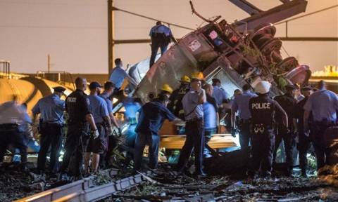 ΗΠΑ: 6 νεκροί από τον εκτροχιασμό τρένου - Αναζητούν επιζώντες στα συντρίμμια