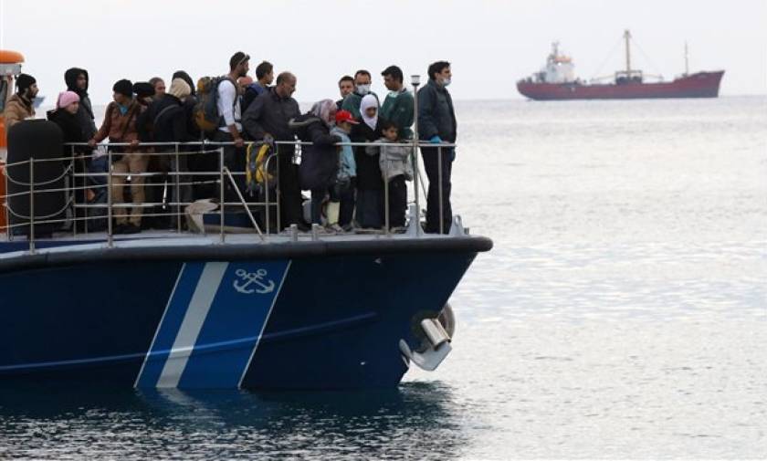 Αντίπαξοι: Σώοι οι μετανάστες που βρέθηκαν σε ακυβέρνητο πλοιάριο