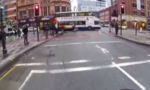 Ποδηλάτης συγκρούεται με διώροφο λεωφορείο (video)