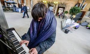 Ο άστεγος πιανίστας που άφησε άφωνο το Διαδίκτυο (video & pics)