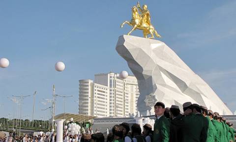Τουρκμενιστάν: Ο πρόεδρος Μπερντιμουχαμέντοφ απέκτησε το δικό του χρυσό άγαλμα! (pics)