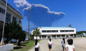 Δείτε τη στιγμή της έκρηξης του ηφαιστείου στην Ιαπωνία (video)