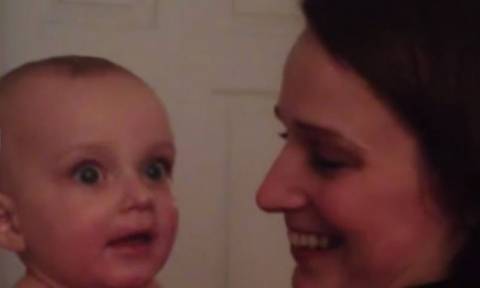 Μωρό βλέπει για πρώτη φορά τη δίδυμη αδερφή της μητέρας του... (video)