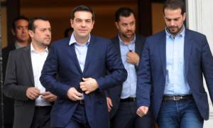 Στην Αθήνα ο Τσίπρας - Αρχίζει άμεσα διαβουλεύσεις με κυβερνητικά στελέχη