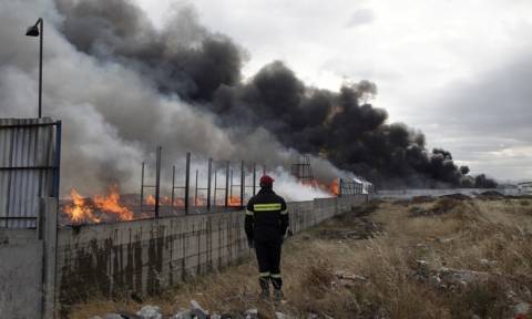 Μαίνεται η πυρκαγιά στο εργοστάσιο ανακύκλωσης στον Ασπρόπυργο