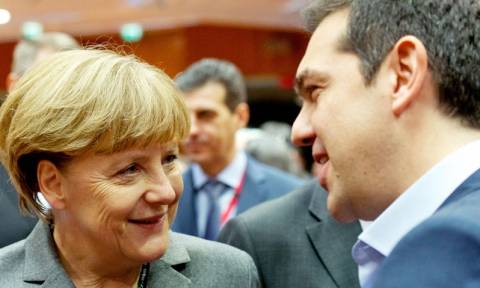 FAZ: Η Μέρκελ θέλει να βοηθήσει την Ελλάδα