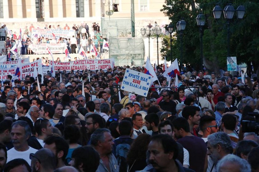 Σύνταγμα: Συλλαλητήριο του ΠΑΜΕ ενάντια στο «νέο μνημόνιο» (photos)