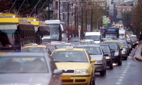 Κυκλοφοριακό «έμφραγμα» στους περισσότερους δρόμους της Αττικής λόγω της βροχής