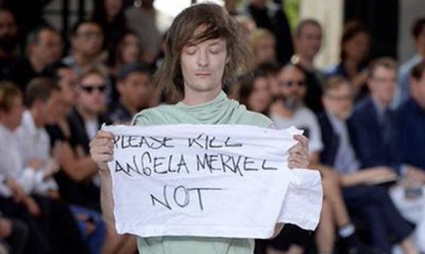 Μοντέλο διαμαρτύρεται για την Μέρκελ σε επίδειξη του Όουενς