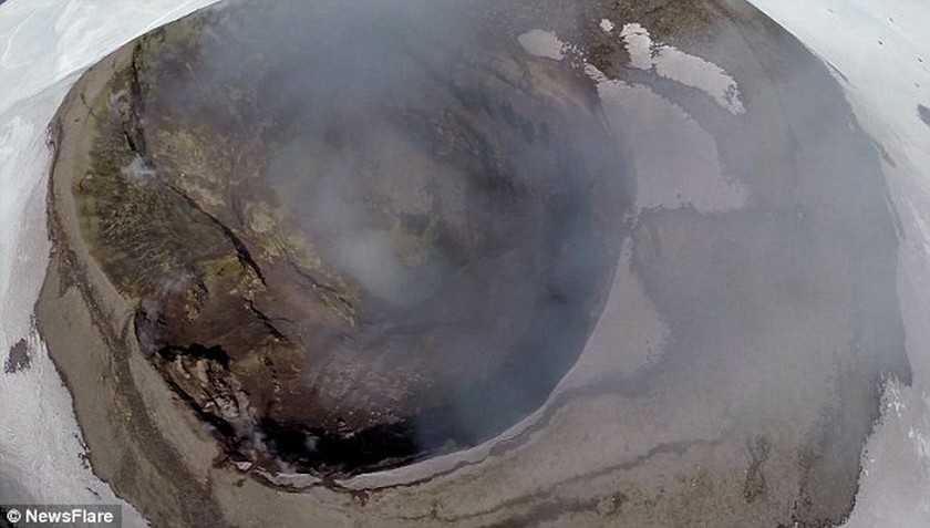 Απίστευτα σπάνια εναέρια πλάνα από το πιο ενεργό ηφαίστειο της Ευρώπης (photos&video)