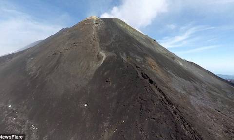 Απίστευτα σπάνια εναέρια πλάνα από το πιο ενεργό ηφαίστειο της Ευρώπης (photos&video)