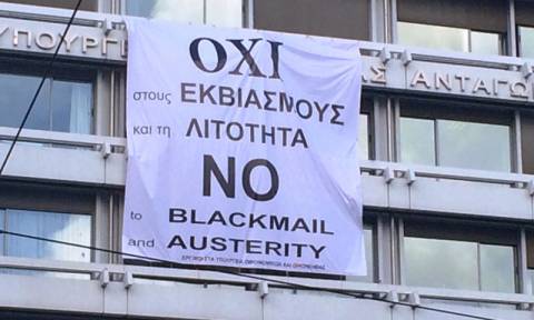 Δημοψήφισμα 2015: Πανό υπέρ του «όχι» στο υπουργείο Οικονομικών (photo)