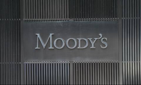 Moody's: Η υποβάθμιση έγινε λόγω των «κινδύνων» που συνδέονται με τη διεξαγωγή του δημοψηφίσματος
