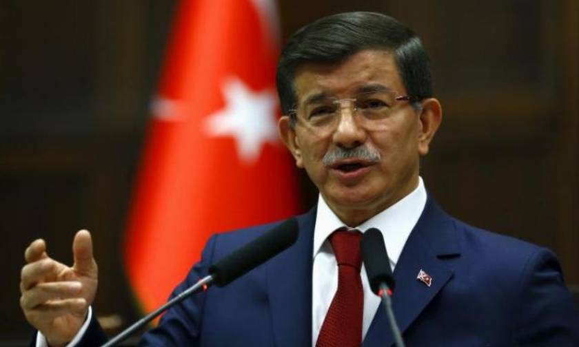 Turkey reinforces Syria border, Davutoglu says no incursion planned