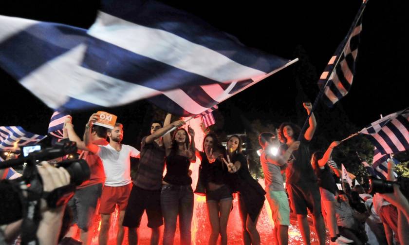 Μοναδικές εικόνες από το Σύνταγμα: Το βροντερό «ΌΧΙ» του ελληνικού λαού κάνει το γύρο του κόσμου!