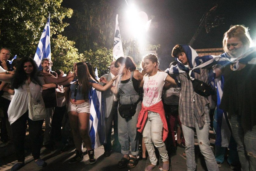 Μοναδικές εικόνες από το Σύνταγμα: Το βροντερό «ΌΧΙ» του ελληνικού λαού κάνει το γύρο του κόσμου! 