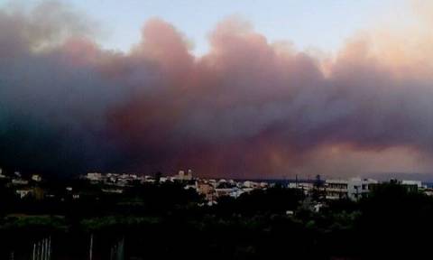 Πυρκαγιά-Λακωνία: Εκκενώνεται το Κέντρο Υγείας της Νεάπολης-Σε απόσταση αναπνοής οι φλόγες