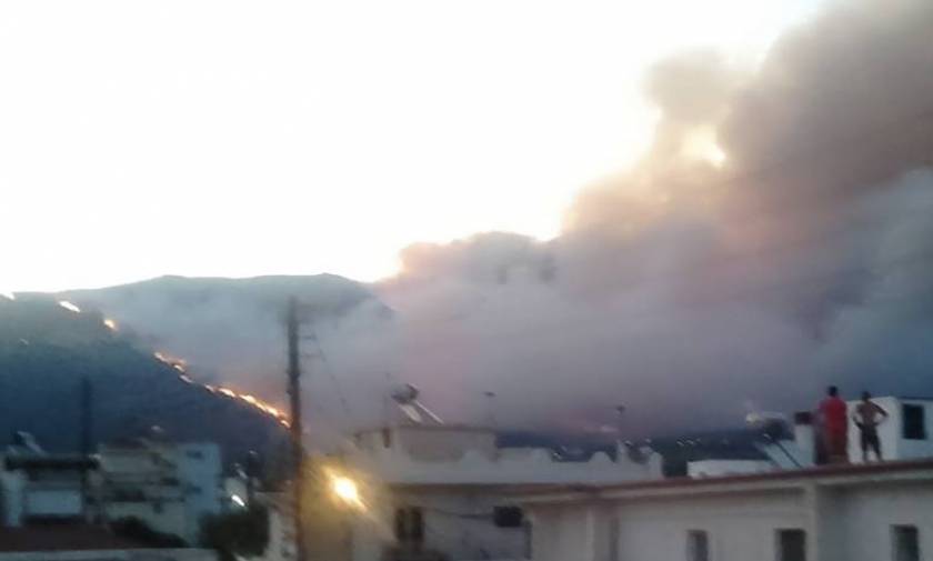 ΣΥΝΕΧΗΣ ΕΝΗΜΕΡΩΣΗ - Πυρκαγιά Λακωνία: Στις φλόγες η Νεάπολη - Καίγονται σπίτια