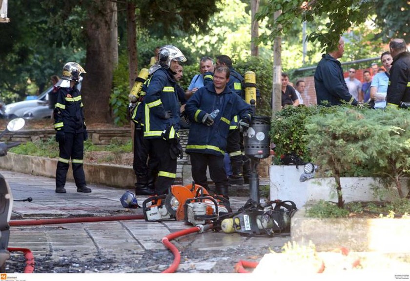 Νεκρός άνδρας σε φλεγόμενο κτήριο στη Θεσσαλονίκη (photos  -video)