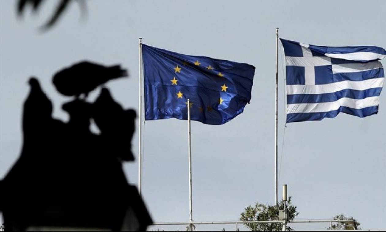 Οικονομολόγοι στο Bloomberg: Συρρίκνωση της ελληνικής οικονομίας το 2015