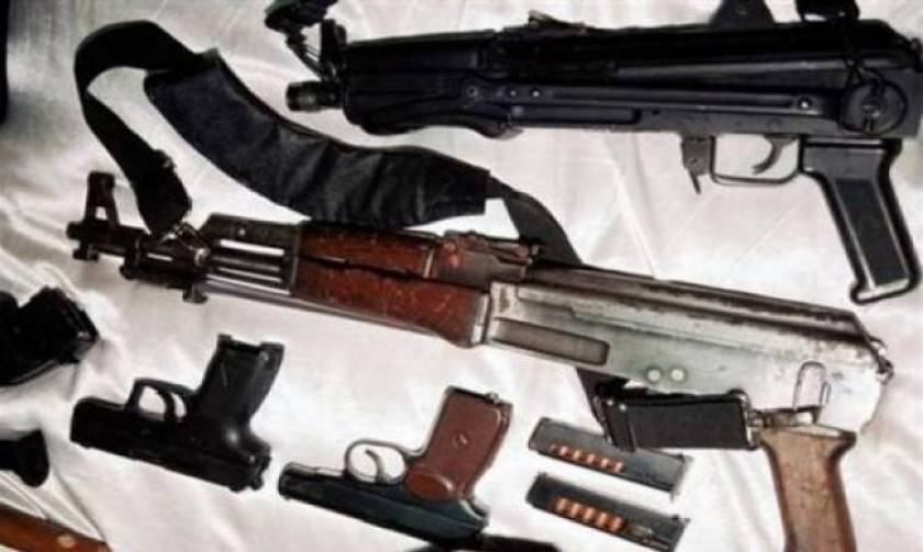 Δώδεκα προσαγωγές για δεκάδες πυροβόλα όπλα σε Αττική, Ηλεία και Πάτρα