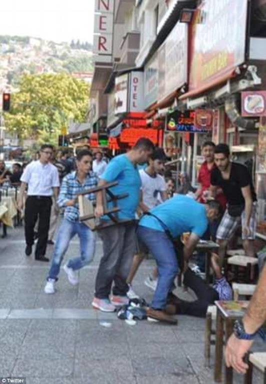 Κατακραυγή στην Τουρκία: Άνδρας ξυλοκοπεί άγρια προσφυγόπουλο επειδή πουλάει χαρτομάντιλα (pics)