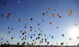 Φαντασμαγορία στο γαλλικό ουρανό: Εκατοντάδες αερόστατα σε πτήση – ρεκόρ (video)