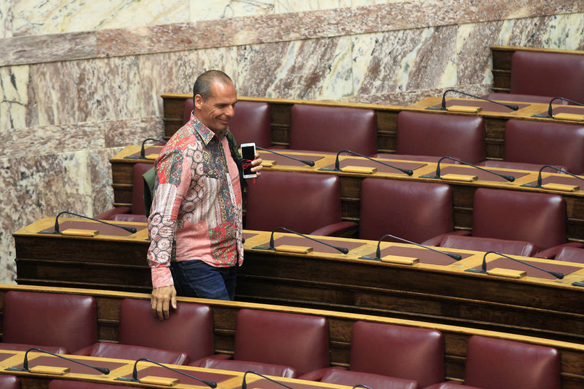 Το ροζ πουκάμισο του Βαρουφάκη που «ξεσήκωσε» τη Βουλή! (photos)