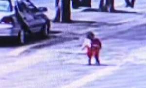 Παιδάκι γλύτωσε από θαύμα όταν πέρασε από πάνω του αυτοκίνητο - Δείτε το βίντεο