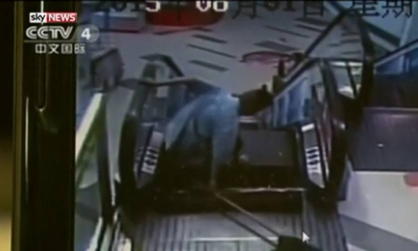 Νέο φρικιαστικό ατύχημα: Παγιδεύτηκε σε κυλιόμενη σκάλα και έχασε το πόδι του (video)