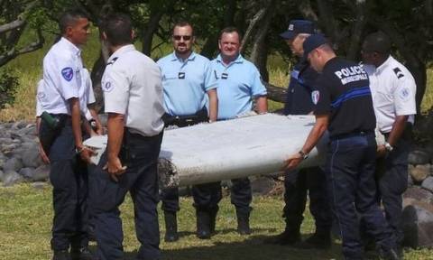 Μαλαισία - MH370: Νέα συντρίμμια αεροσκάφους εντοπίσθηκαν στο γαλλικό νησί Λα Ρεϊνιόν