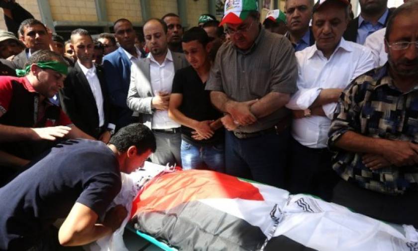 Δυτική Όχθη: Κοσμοπλημμύρα στην κηδεία του πατέρα του μικρού Άλι μετά τον εμπρησμό στο σπίτι τους