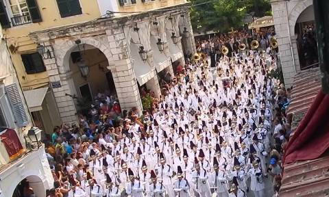 Κέρκυρα: Εκατοντάδες πιστοί για τη λιτανεία του Αγίου Σπυρίδωνος